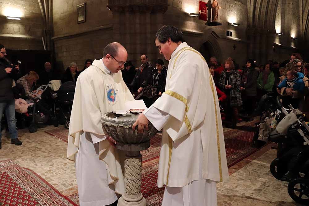Estos son los bebés que han recibido la bendición de la Misa de la Luz