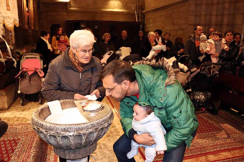 Estos son los bebés que han recibido la bendición de la Misa de la Luz