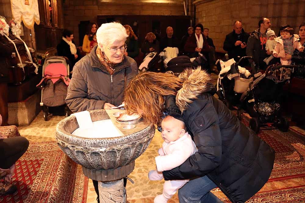 Estos son los bebés que han recibido la bendición de la Misa de la Luz