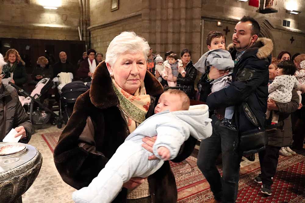 Estos son los bebés que han recibido la bendición de la Misa de la Luz