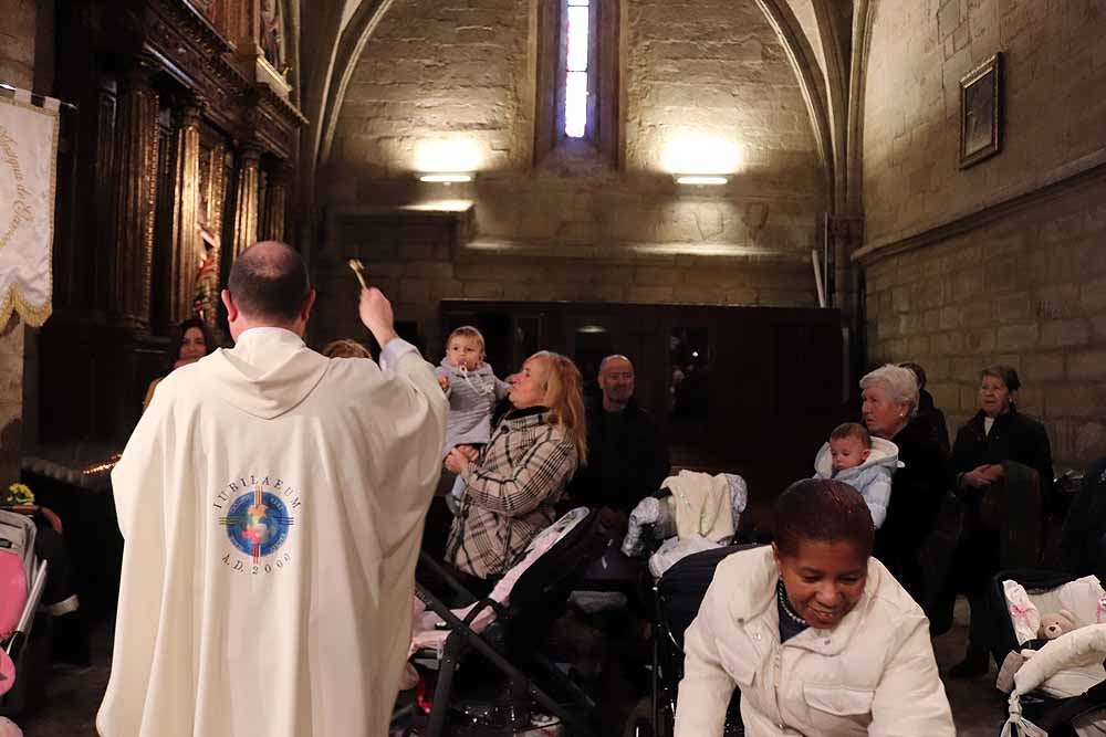 Estos son los bebés que han recibido la bendición de la Misa de la Luz