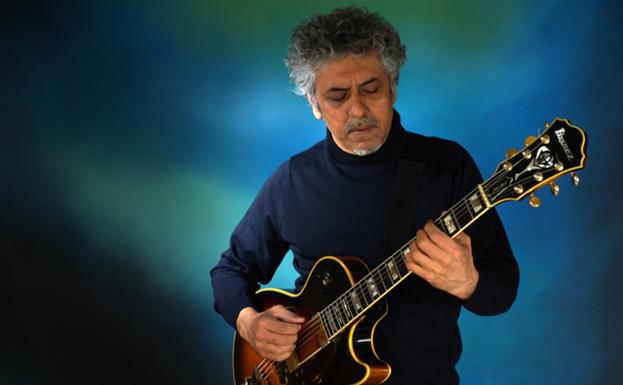 El guitarrista Roshan Samtani