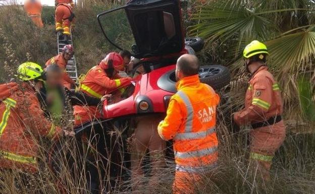 Bomberos junto al vehículo.