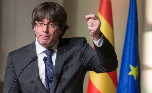 El juez responde a Puigdemont que se tiene que entregar para personarse