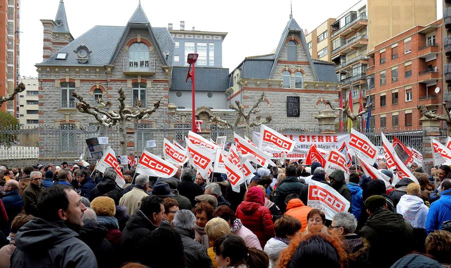 La sociedad burgalesa se ha concentrado esta mañana para exigir el mantenimiento del empleo en la planta