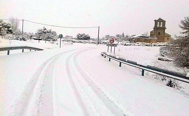 Nieve en una carretera de Segovia.