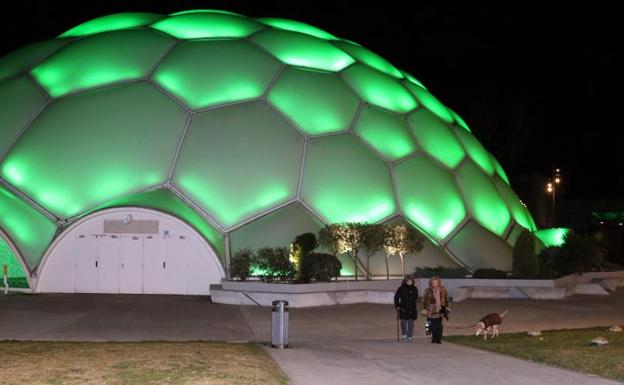 La Cúpula del Milenio, en verde por el Día Contra el Cáncert.