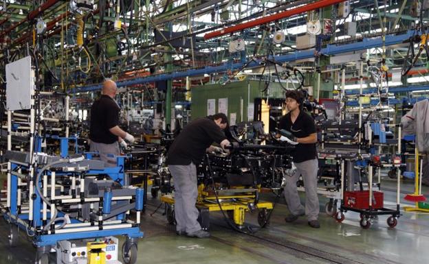 Trabajadores de Nissan en la factoría de Ávila. 