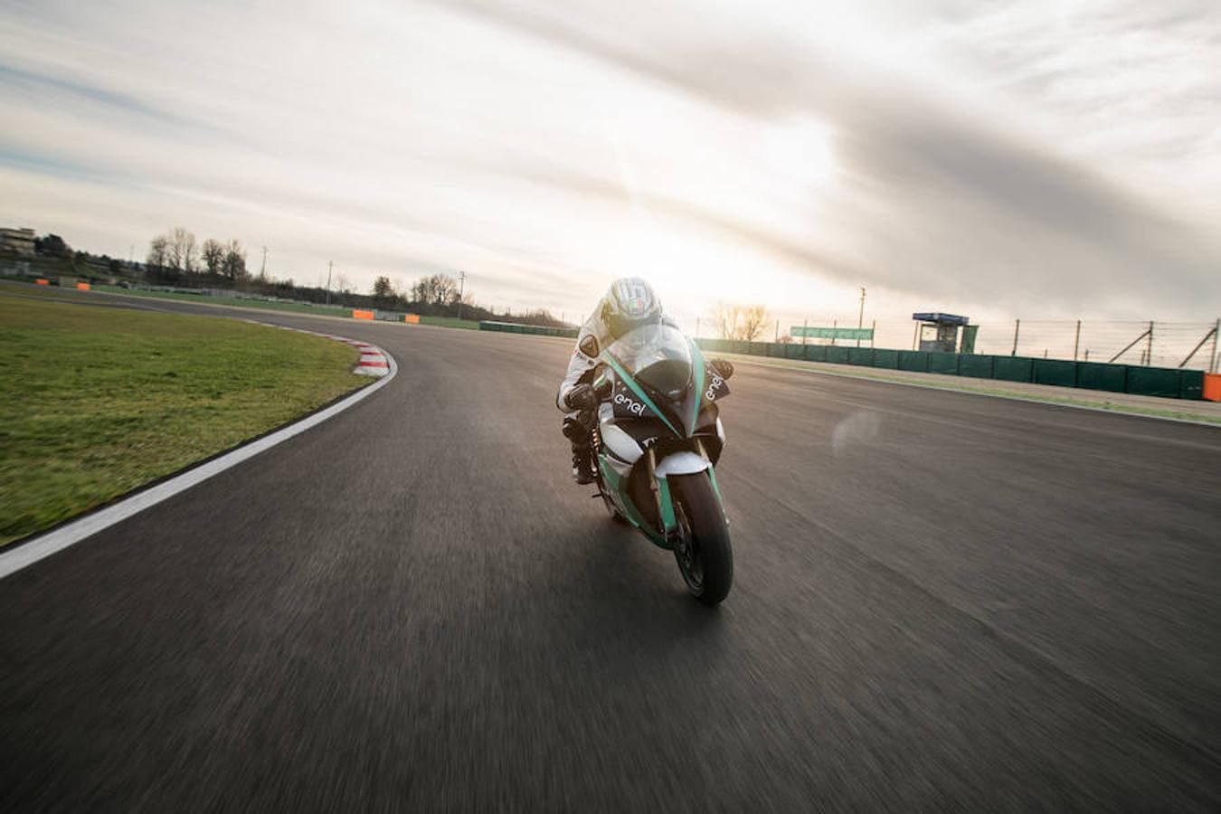 El acto celebrado en Roma para introducir el campeonato de motos eléctricas contó con la presencia del piloto italiano Loris Capirossi.