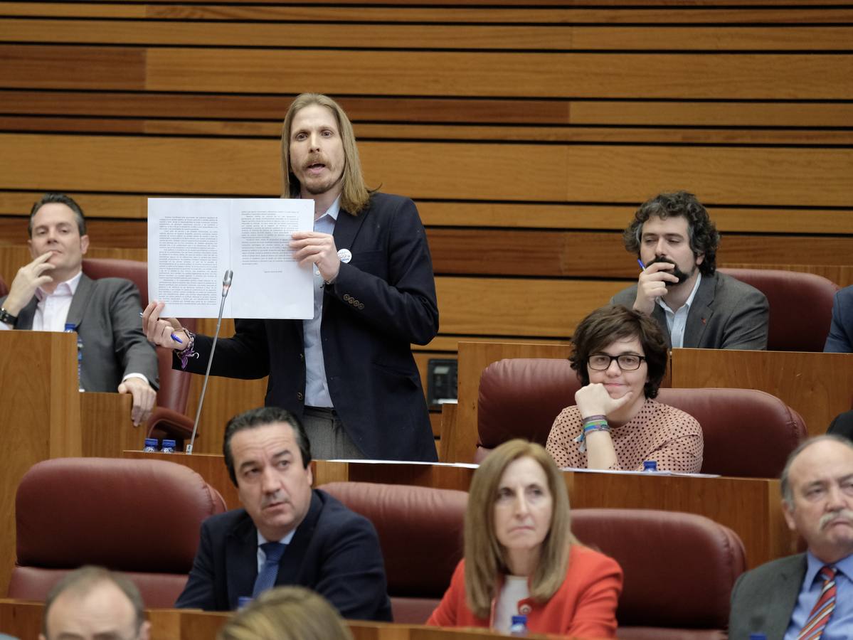 En una dura sesión de control, el PSOE y Podemos reclaman el cese del responsable de la cartera sanitaria, y el presidente de la Junta les acusa de moverse por «electoralismo» y mero «capricho»