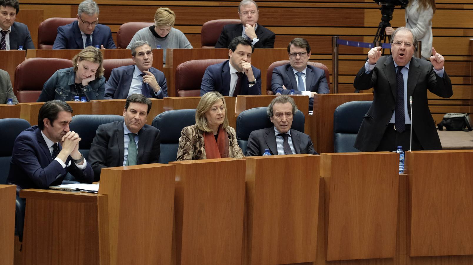 En una dura sesión de control, el PSOE y Podemos reclaman el cese del responsable de la cartera sanitaria, y el presidente de la Junta les acusa de moverse por «electoralismo» y mero «capricho»