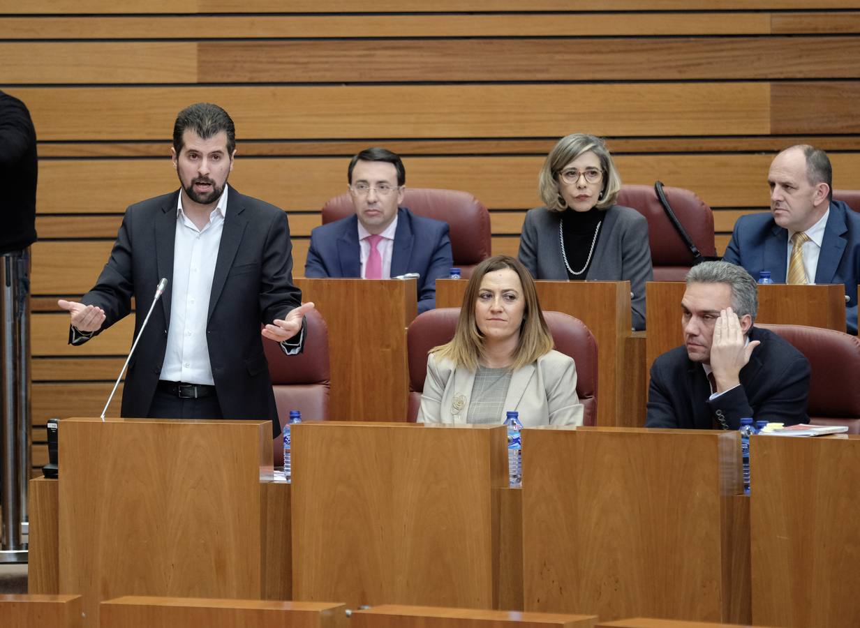 En una dura sesión de control, el PSOE y Podemos reclaman el cese del responsable de la cartera sanitaria, y el presidente de la Junta les acusa de moverse por «electoralismo» y mero «capricho»