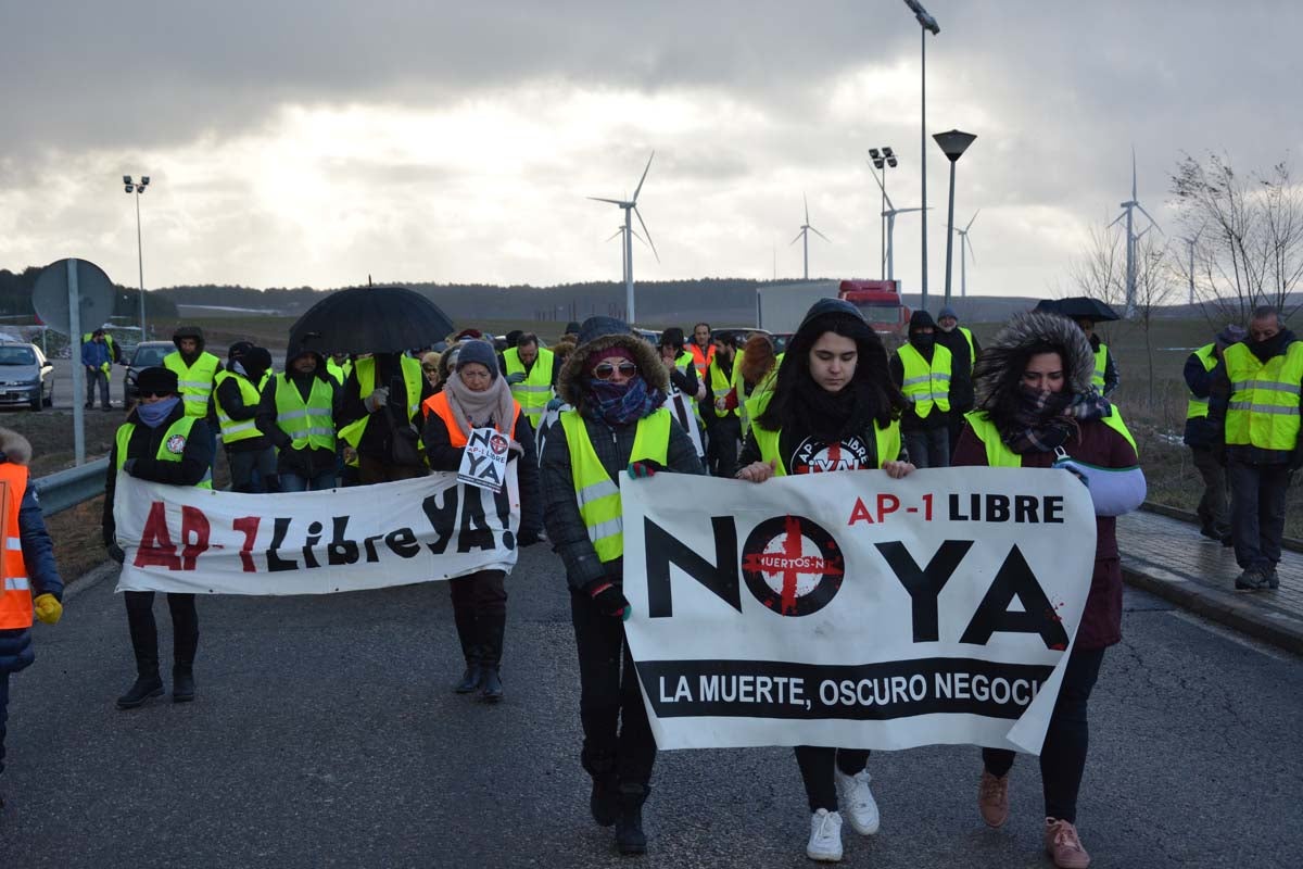 Cerca de un centenar de personas vuelven a cortar la N-I a la altura de La Brújula para exigir la liberalización inmediata de la AP-1.