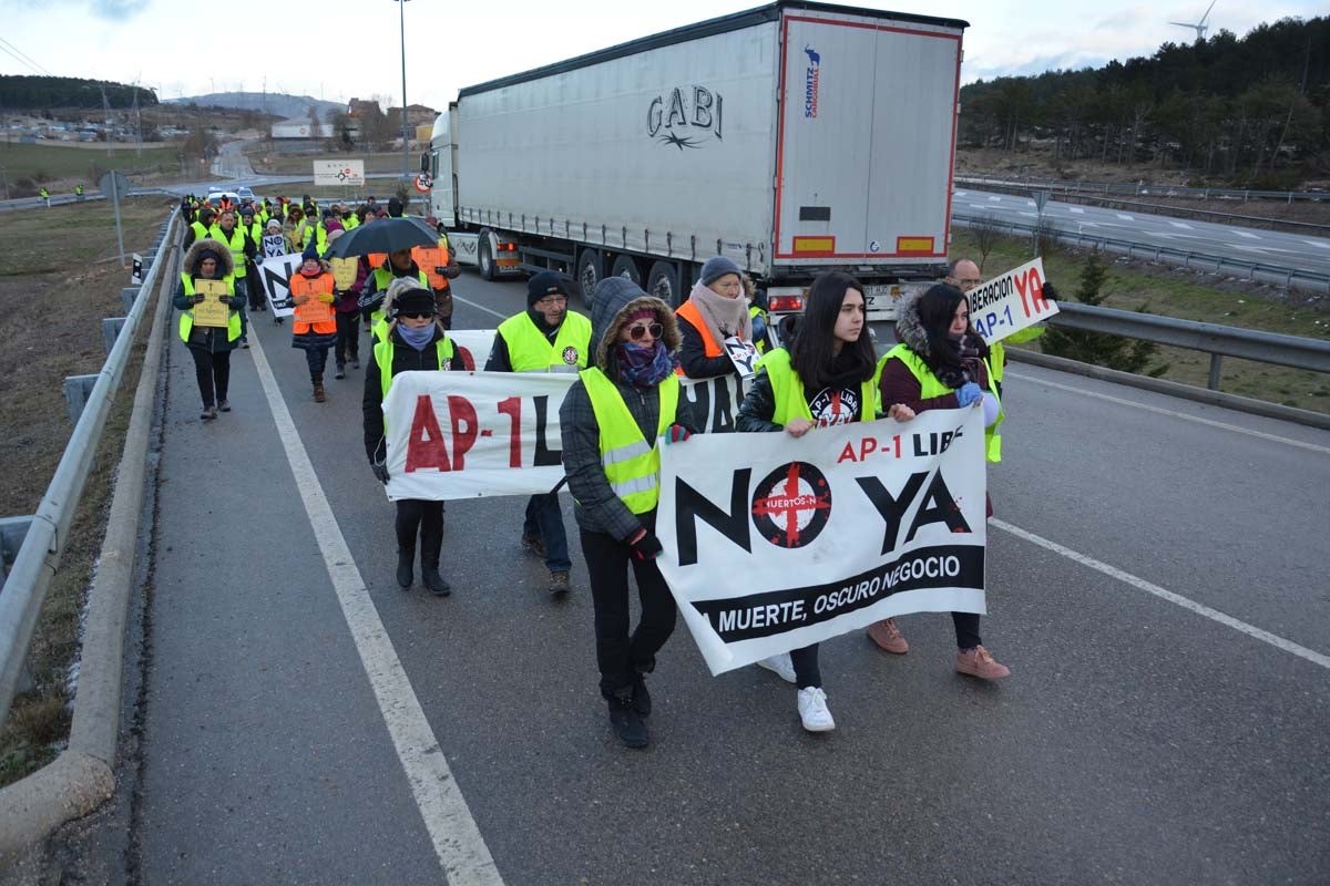 Cerca de un centenar de personas vuelven a cortar la N-I a la altura de La Brújula para exigir la liberalización inmediata de la AP-1.