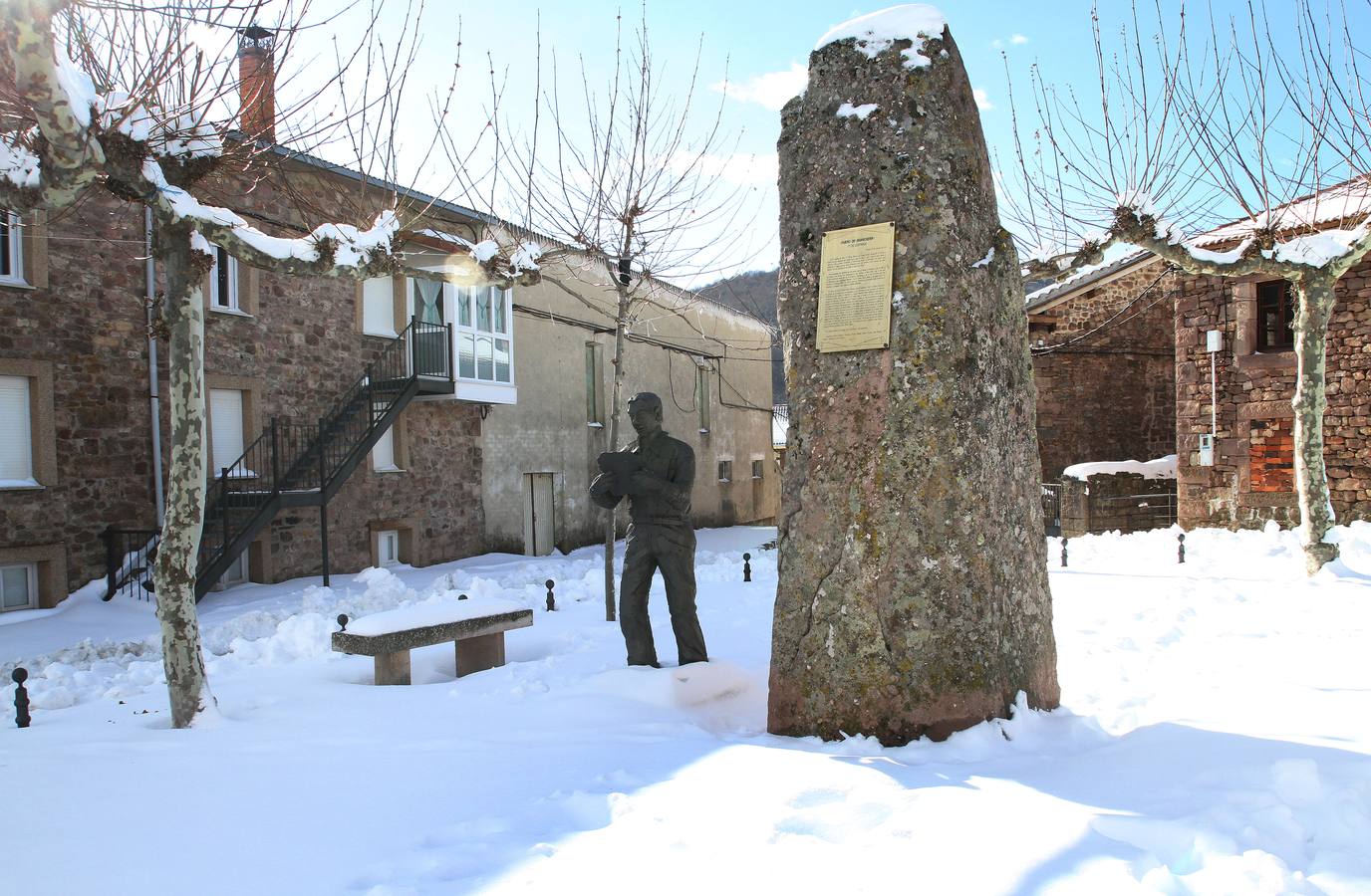 Plaza del Fuero en Brañosera (Palencia) cubierta de nieve.