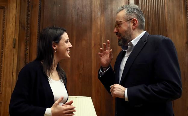 Los portavoces parlamentarios de Ciudadanos y Podemos, Juan Carlos Girauta e Irene Montero, respectivamente, durante la reunión que han mantenido hoy en el Congreso. 