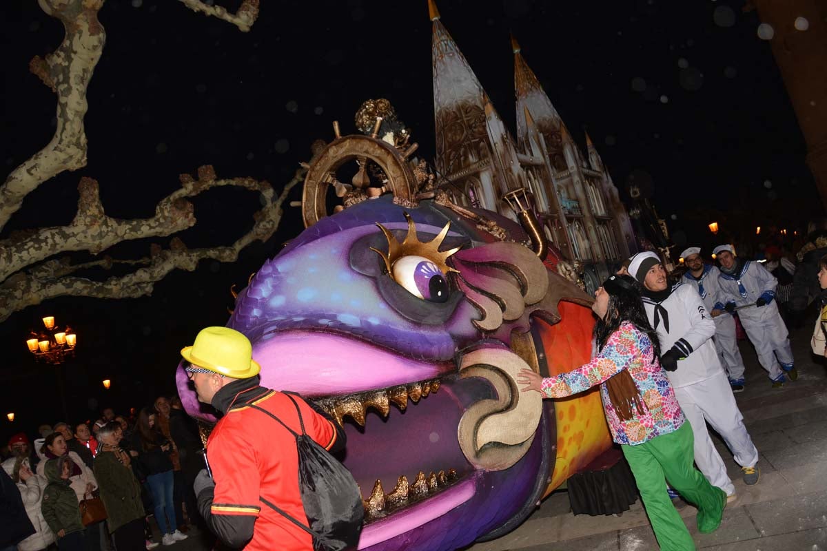 Monstruos, brujas, trogloditas y un sin fin de personajes surgidos de la imaginación inundan las calles del centro de la ciduad con el gran desfile de Carnaval.