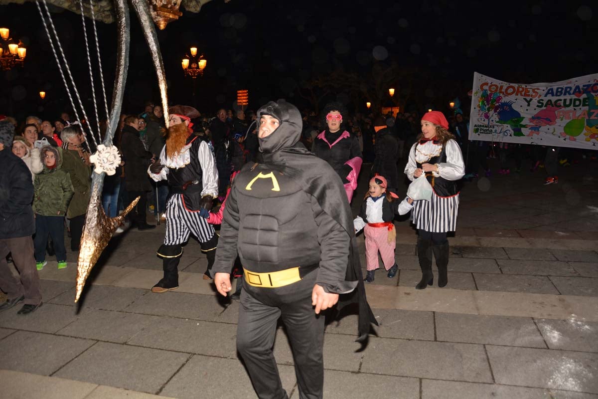 Monstruos, brujas, trogloditas y un sin fin de personajes surgidos de la imaginación inundan las calles del centro de la ciduad con el gran desfile de Carnaval.