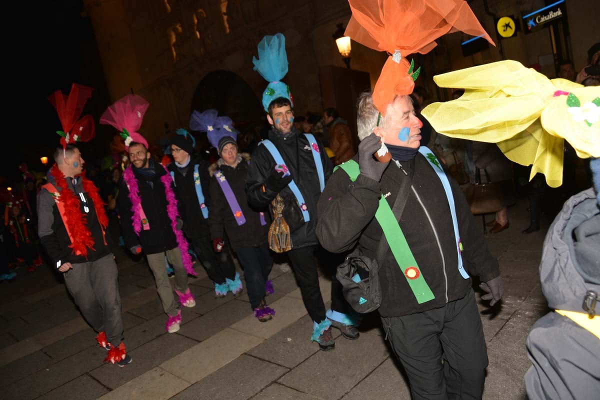 Monstruos, brujas, trogloditas y un sin fin de personajes surgidos de la imaginación inundan las calles del centro de la ciduad con el gran desfile de Carnaval.