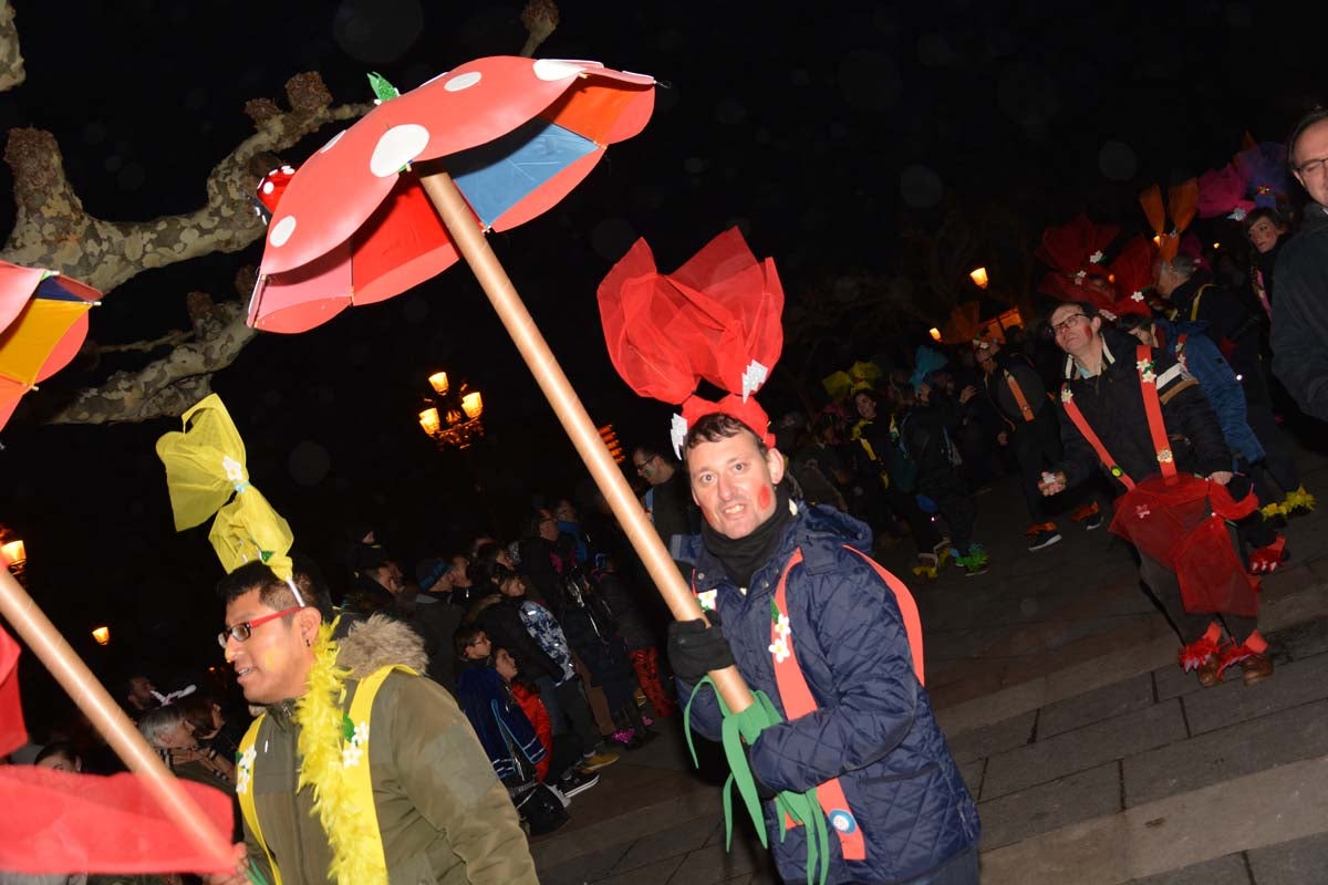 Monstruos, brujas, trogloditas y un sin fin de personajes surgidos de la imaginación inundan las calles del centro de la ciduad con el gran desfile de Carnaval.