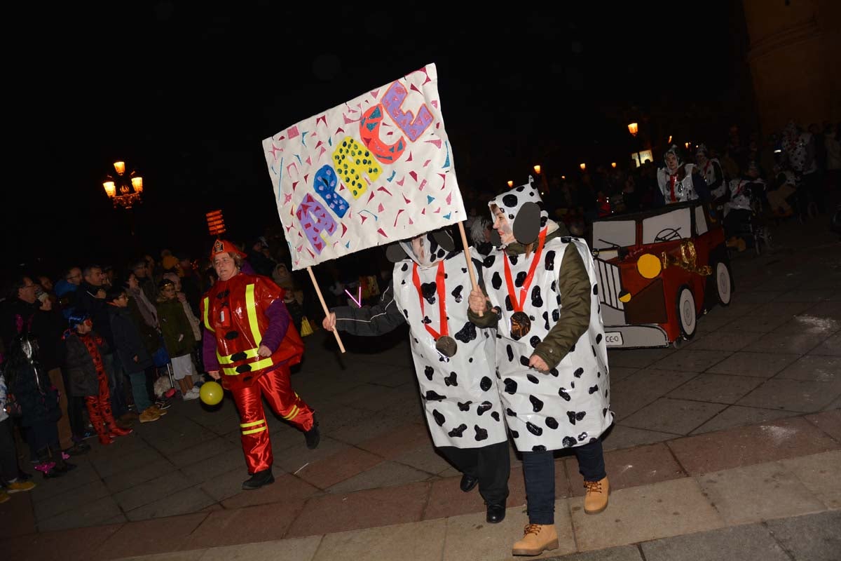 Monstruos, brujas, trogloditas y un sin fin de personajes surgidos de la imaginación inundan las calles del centro de la ciduad con el gran desfile de Carnaval.