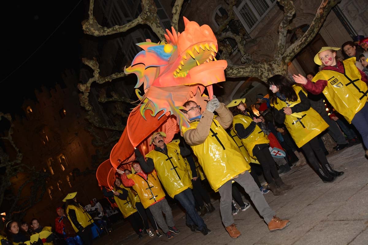 Monstruos, brujas, trogloditas y un sin fin de personajes surgidos de la imaginación inundan las calles del centro de la ciduad con el gran desfile de Carnaval.