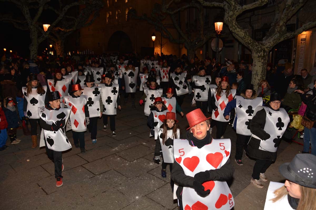 Monstruos, brujas, trogloditas y un sin fin de personajes surgidos de la imaginación inundan las calles del centro de la ciduad con el gran desfile de Carnaval.