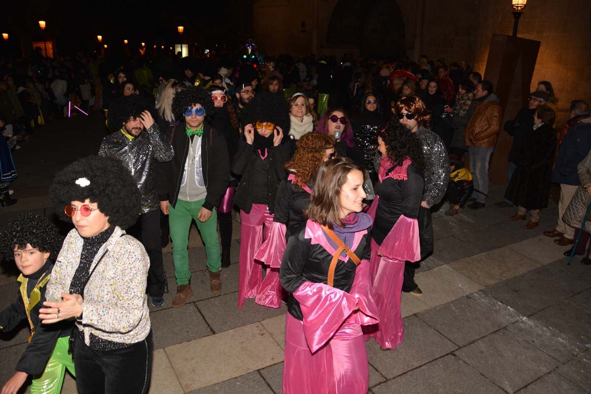 Monstruos, brujas, trogloditas y un sin fin de personajes surgidos de la imaginación inundan las calles del centro de la ciduad con el gran desfile de Carnaval.