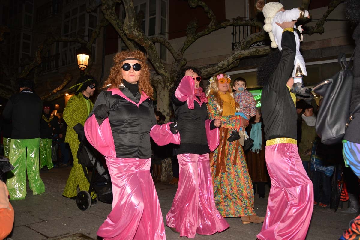 Monstruos, brujas, trogloditas y un sin fin de personajes surgidos de la imaginación inundan las calles del centro de la ciduad con el gran desfile de Carnaval.