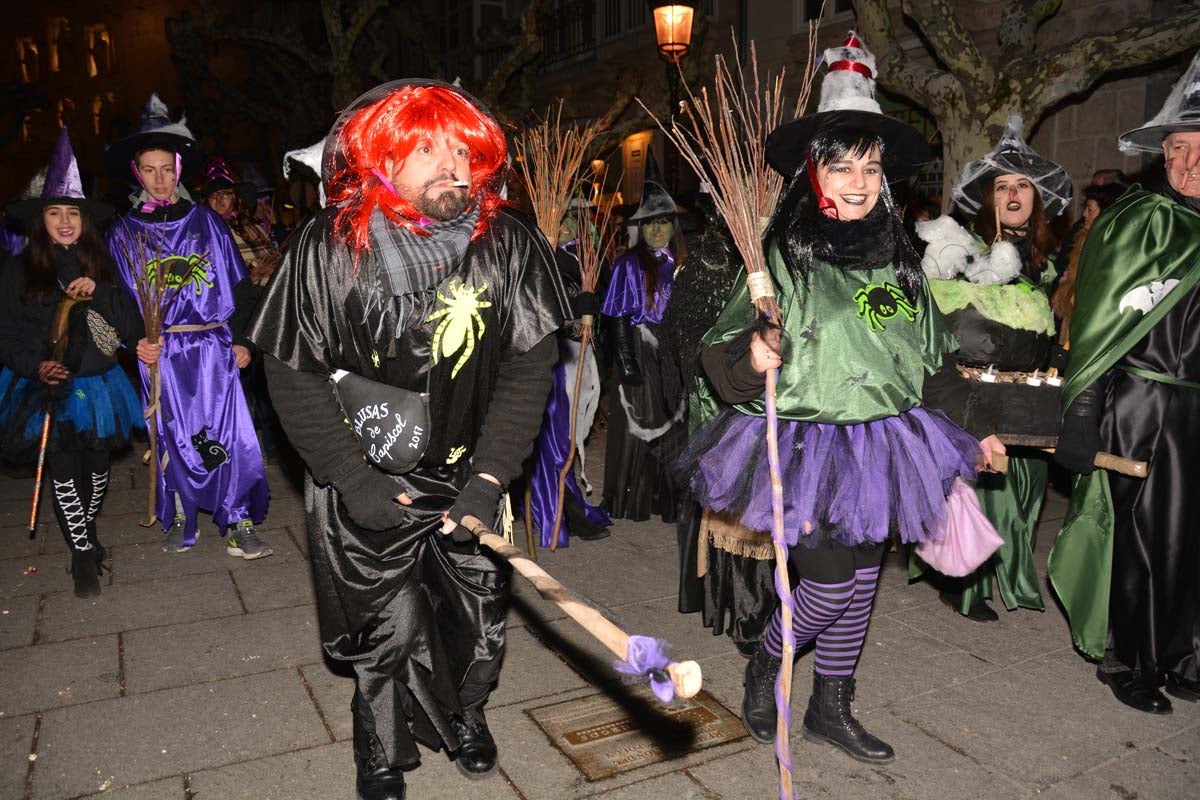 Monstruos, brujas, trogloditas y un sin fin de personajes surgidos de la imaginación inundan las calles del centro de la ciduad con el gran desfile de Carnaval.