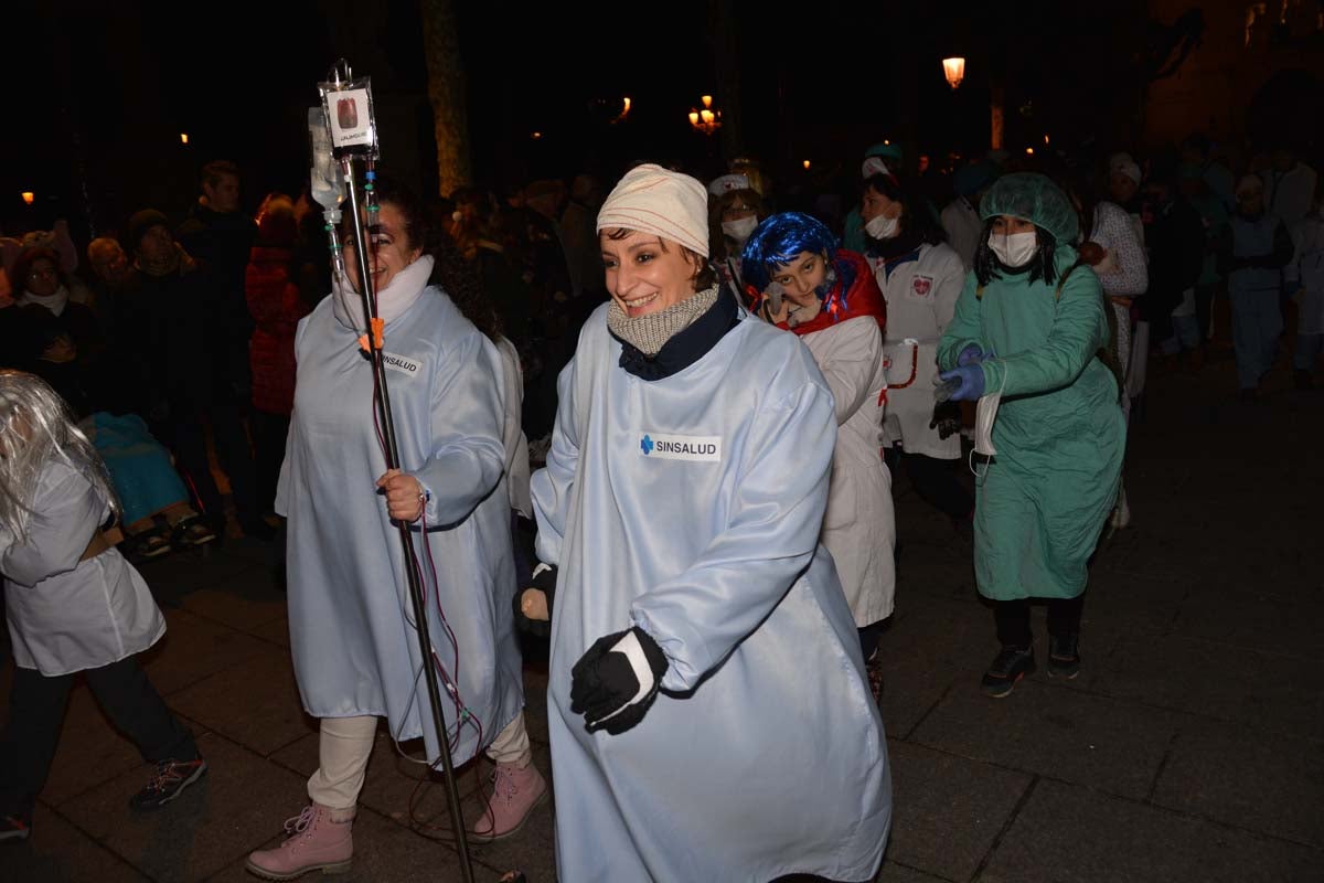 Monstruos, brujas, trogloditas y un sin fin de personajes surgidos de la imaginación inundan las calles del centro de la ciduad con el gran desfile de Carnaval.