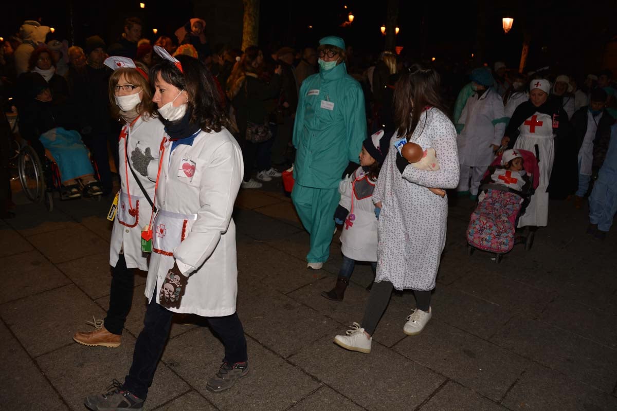 Monstruos, brujas, trogloditas y un sin fin de personajes surgidos de la imaginación inundan las calles del centro de la ciduad con el gran desfile de Carnaval.