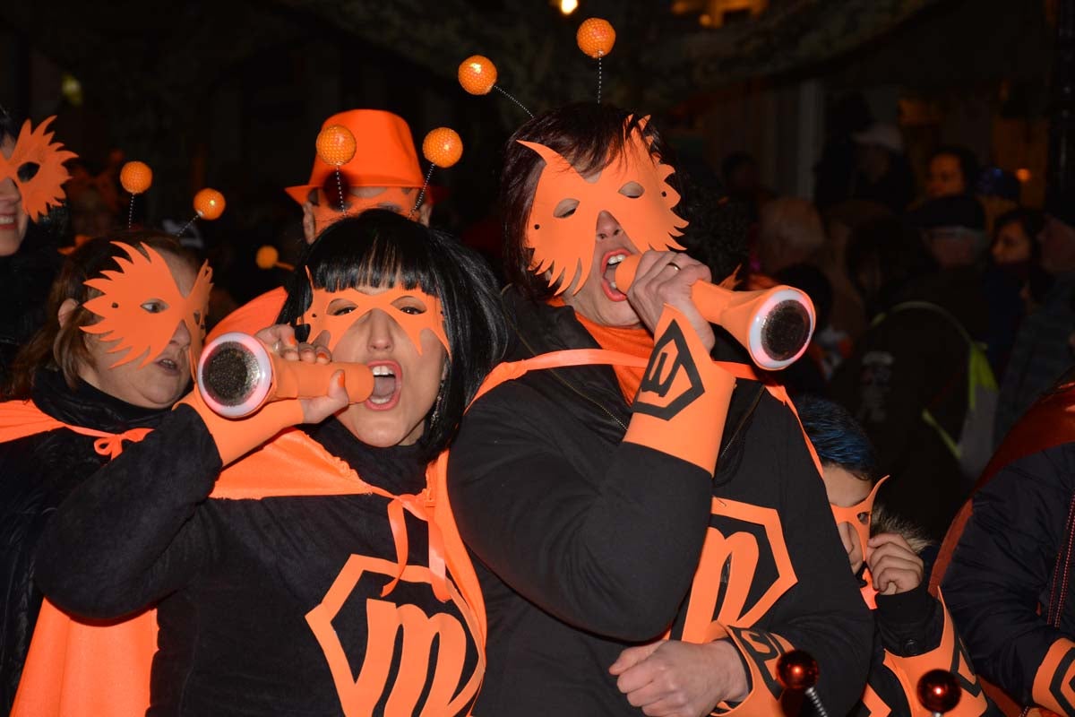 Monstruos, brujas, trogloditas y un sin fin de personajes surgidos de la imaginación inundan las calles del centro de la ciduad con el gran desfile de Carnaval.