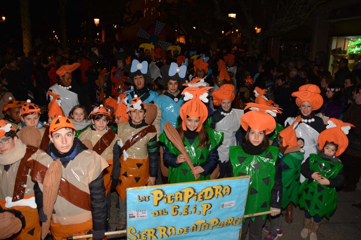 Monstruos, brujas, trogloditas y un sin fin de personajes surgidos de la imaginación inundan las calles del centro de la ciduad con el gran desfile de Carnaval.