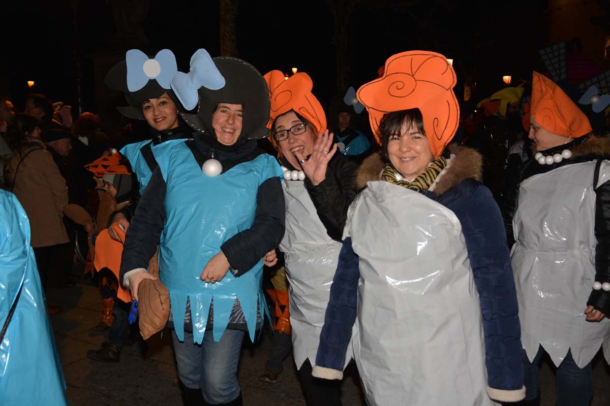 Monstruos, brujas, trogloditas y un sin fin de personajes surgidos de la imaginación inundan las calles del centro de la ciduad con el gran desfile de Carnaval.