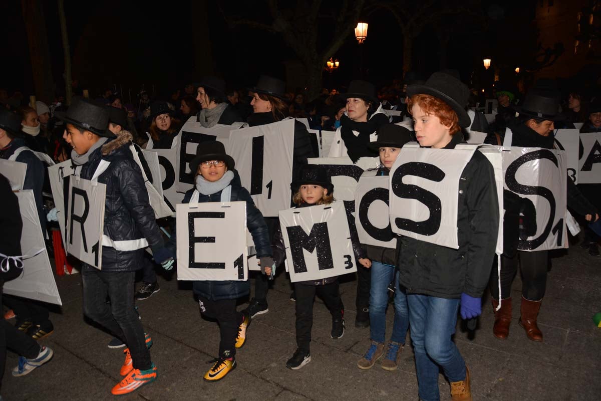 Monstruos, brujas, trogloditas y un sin fin de personajes surgidos de la imaginación inundan las calles del centro de la ciduad con el gran desfile de Carnaval.