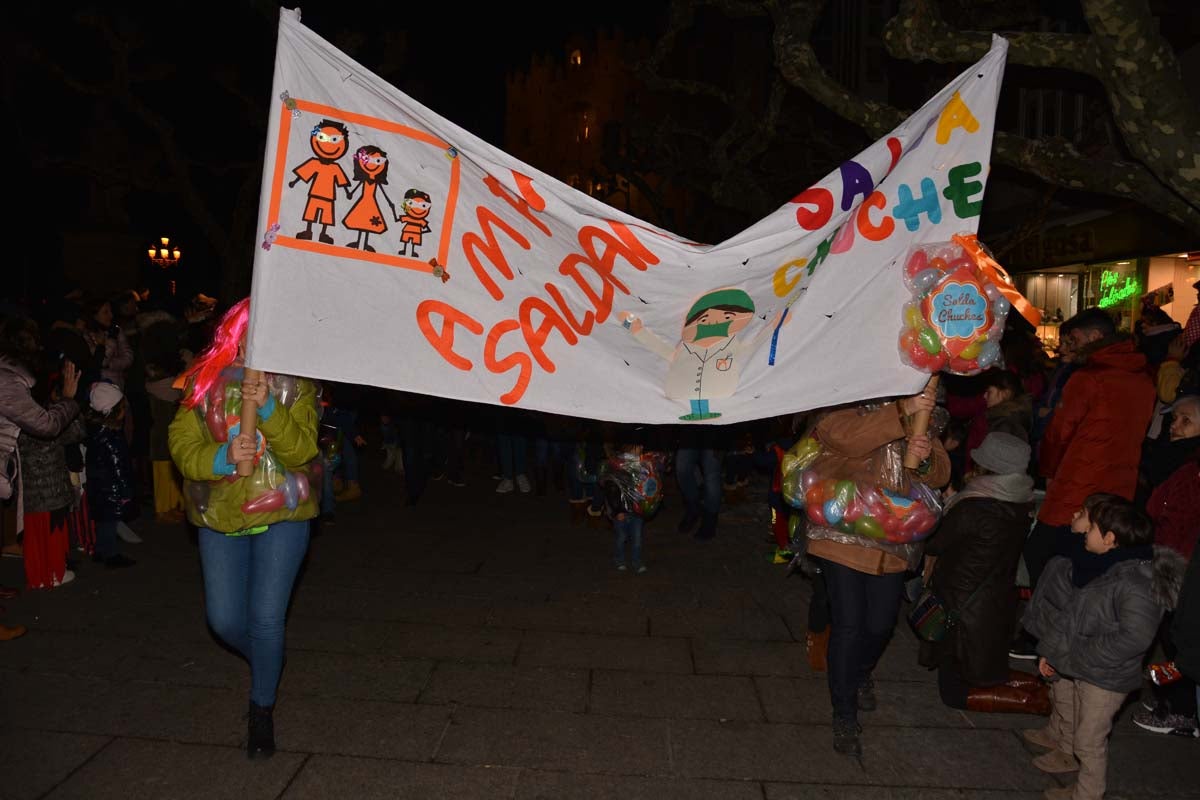 Monstruos, brujas, trogloditas y un sin fin de personajes surgidos de la imaginación inundan las calles del centro de la ciduad con el gran desfile de Carnaval.