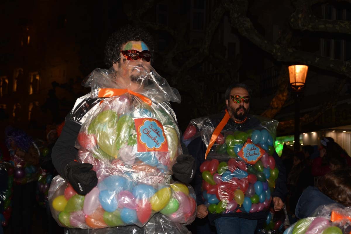 Monstruos, brujas, trogloditas y un sin fin de personajes surgidos de la imaginación inundan las calles del centro de la ciduad con el gran desfile de Carnaval.