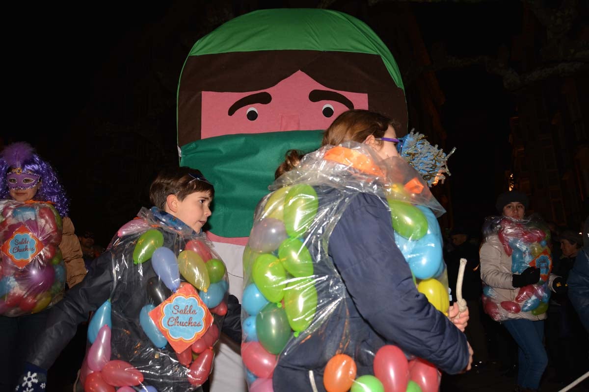 Monstruos, brujas, trogloditas y un sin fin de personajes surgidos de la imaginación inundan las calles del centro de la ciduad con el gran desfile de Carnaval.