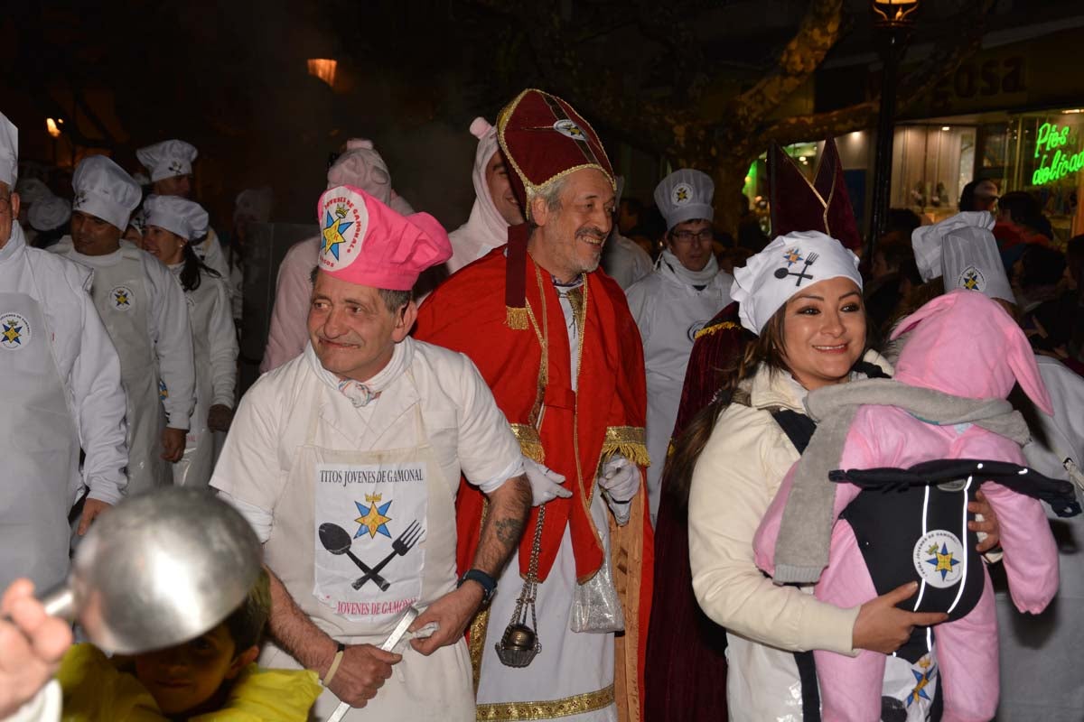 Monstruos, brujas, trogloditas y un sin fin de personajes surgidos de la imaginación inundan las calles del centro de la ciduad con el gran desfile de Carnaval.