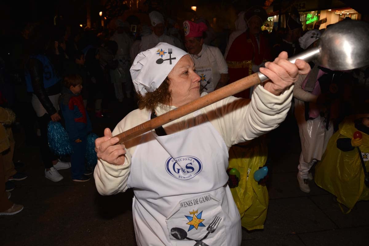 Monstruos, brujas, trogloditas y un sin fin de personajes surgidos de la imaginación inundan las calles del centro de la ciduad con el gran desfile de Carnaval.