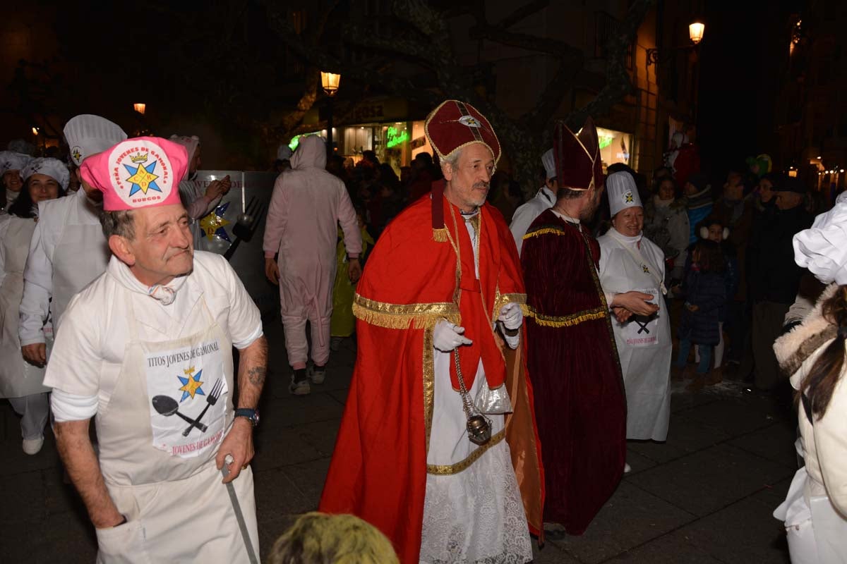 Monstruos, brujas, trogloditas y un sin fin de personajes surgidos de la imaginación inundan las calles del centro de la ciduad con el gran desfile de Carnaval.