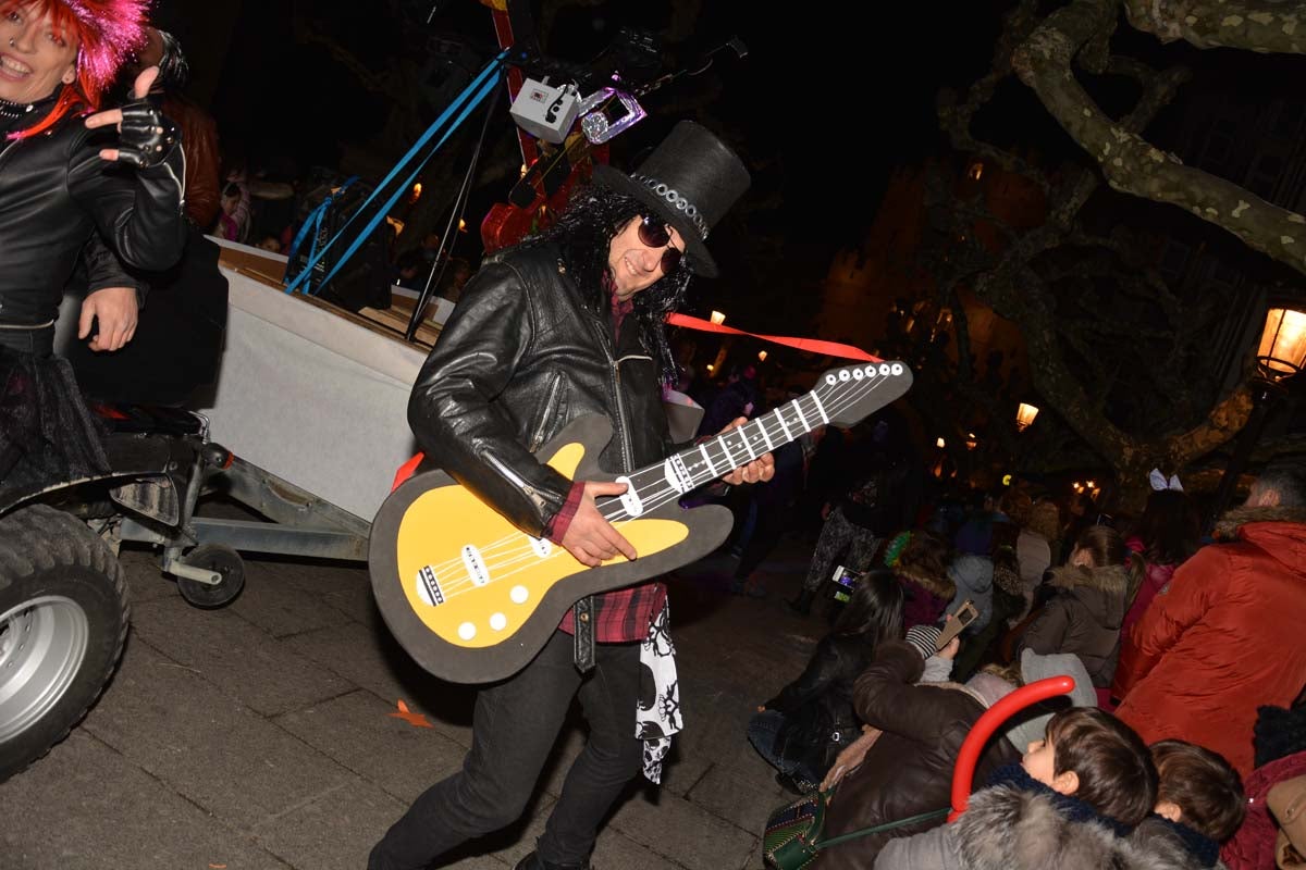 Monstruos, brujas, trogloditas y un sin fin de personajes surgidos de la imaginación inundan las calles del centro de la ciduad con el gran desfile de Carnaval.