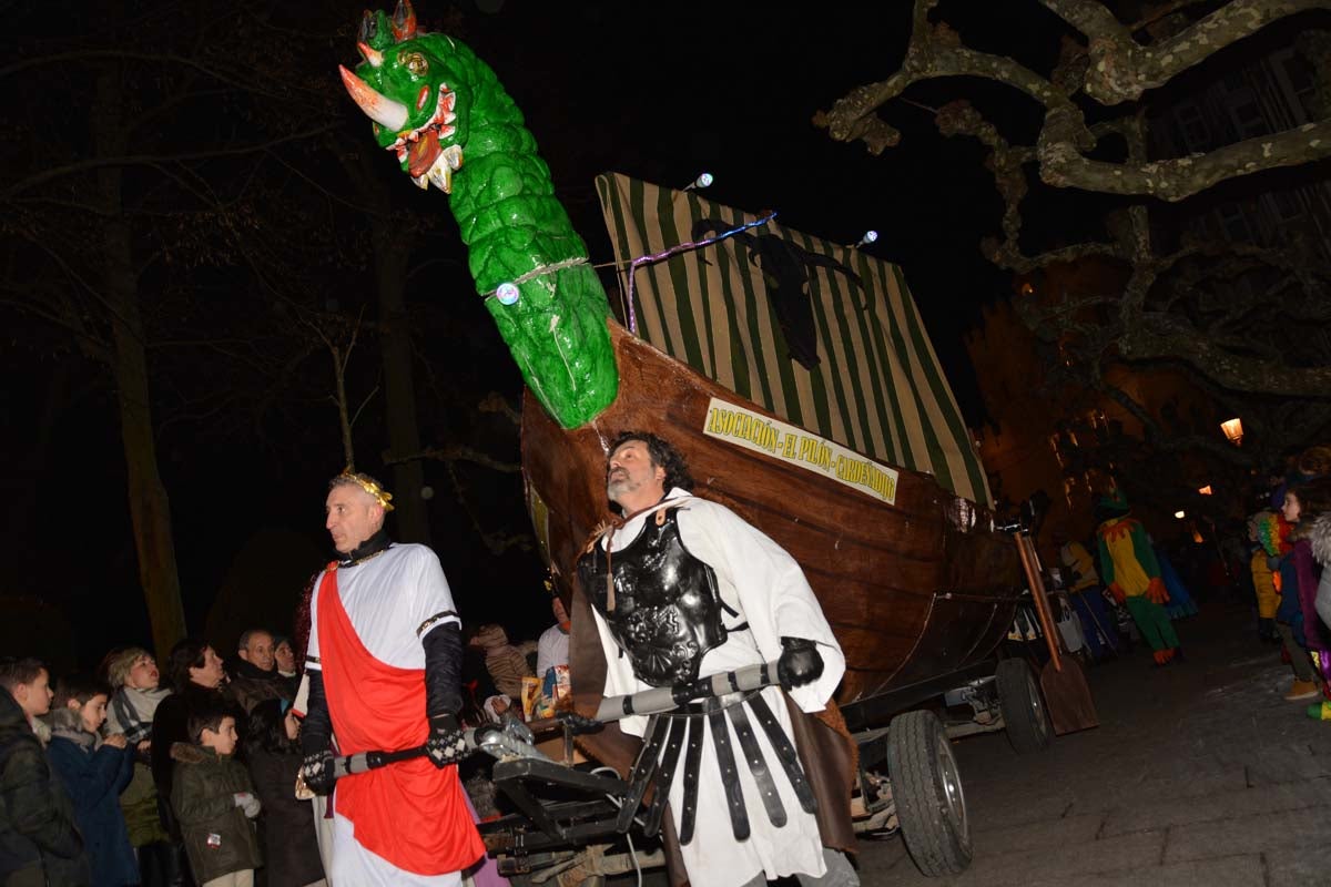 Monstruos, brujas, trogloditas y un sin fin de personajes surgidos de la imaginación inundan las calles del centro de la ciduad con el gran desfile de Carnaval.