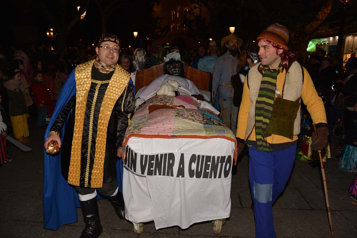 Monstruos, brujas, trogloditas y un sin fin de personajes surgidos de la imaginación inundan las calles del centro de la ciduad con el gran desfile de Carnaval.