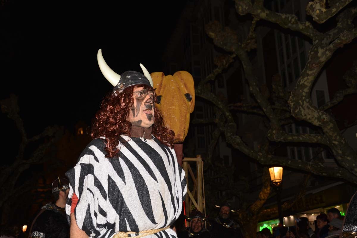 Monstruos, brujas, trogloditas y un sin fin de personajes surgidos de la imaginación inundan las calles del centro de la ciduad con el gran desfile de Carnaval.