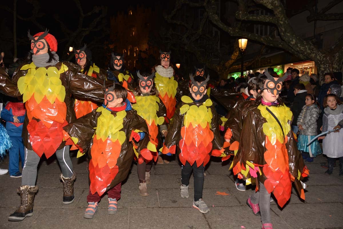 Monstruos, brujas, trogloditas y un sin fin de personajes surgidos de la imaginación inundan las calles del centro de la ciduad con el gran desfile de Carnaval.