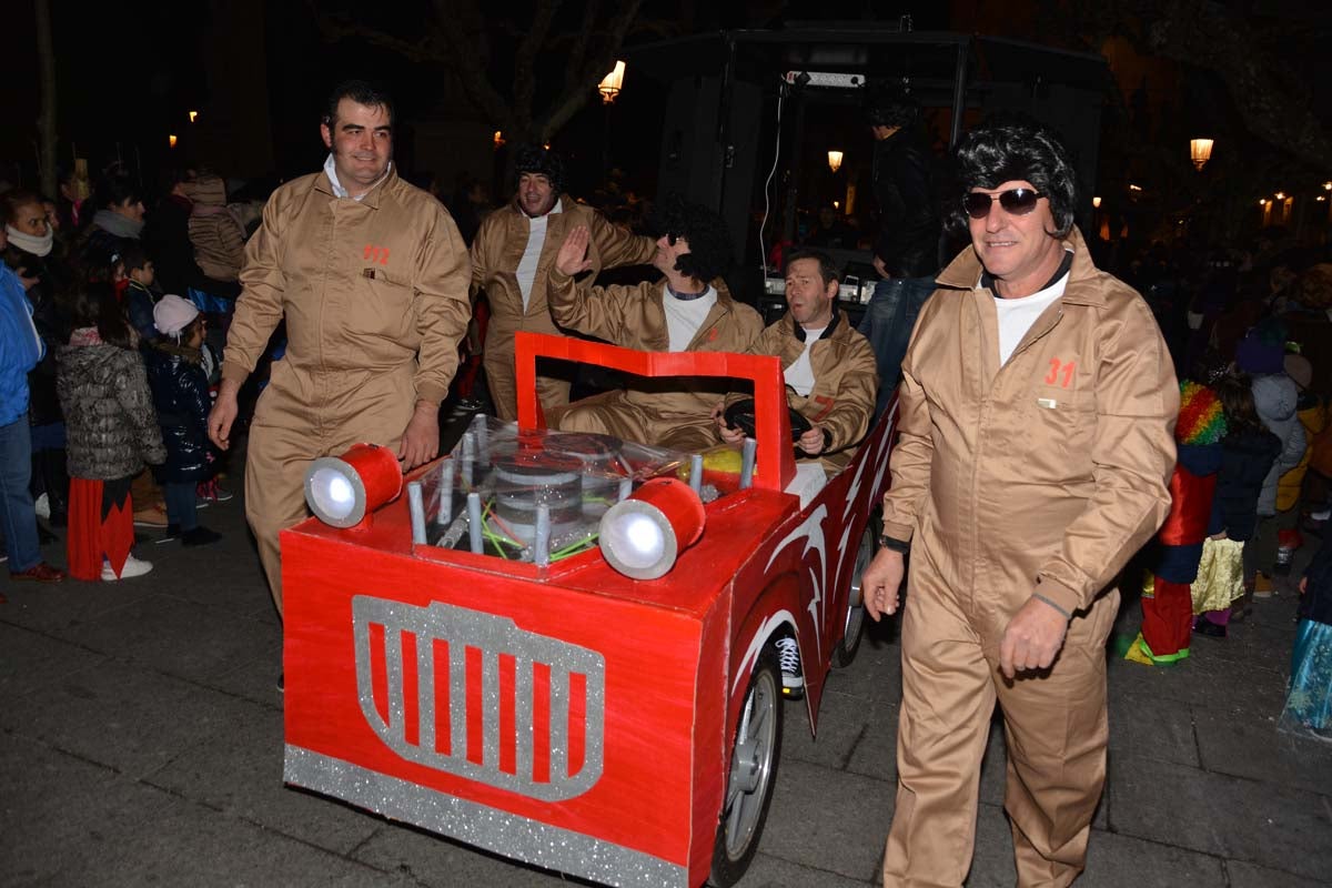 Monstruos, brujas, trogloditas y un sin fin de personajes surgidos de la imaginación inundan las calles del centro de la ciduad con el gran desfile de Carnaval.