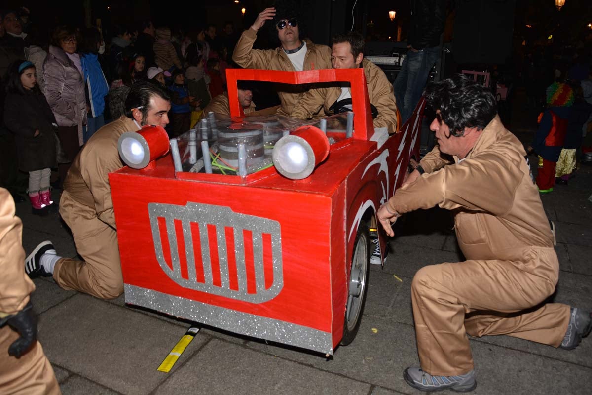 Monstruos, brujas, trogloditas y un sin fin de personajes surgidos de la imaginación inundan las calles del centro de la ciduad con el gran desfile de Carnaval.