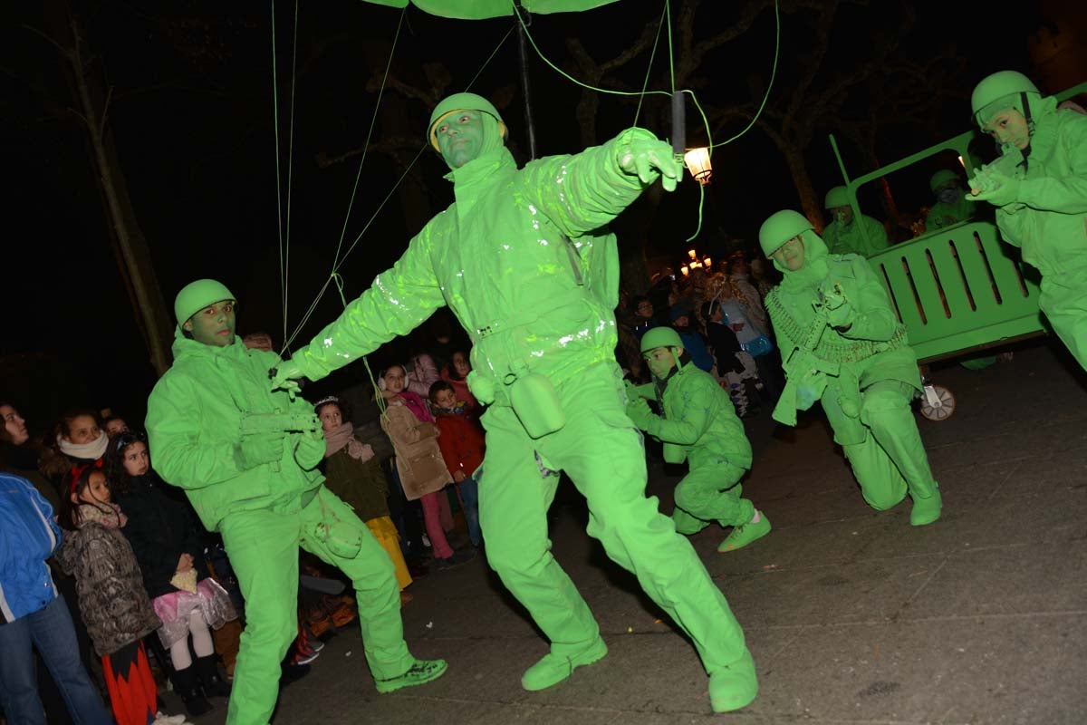 Monstruos, brujas, trogloditas y un sin fin de personajes surgidos de la imaginación inundan las calles del centro de la ciduad con el gran desfile de Carnaval.